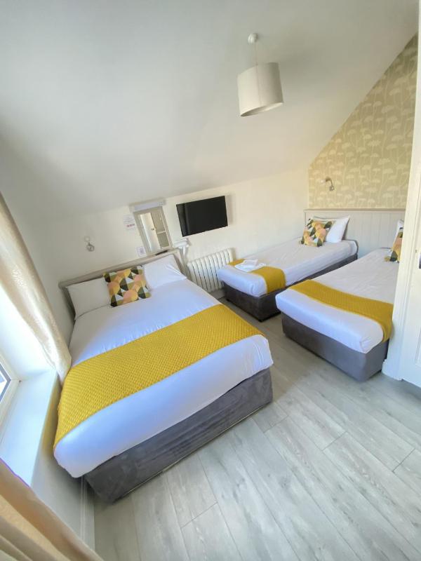 Family Room image 3