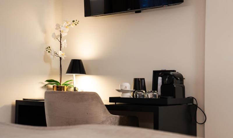 Small Double Room image 2