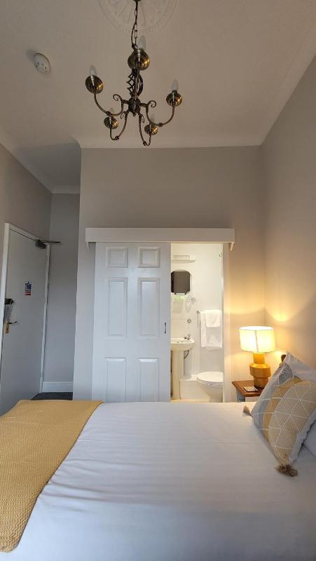 Single Room image 4