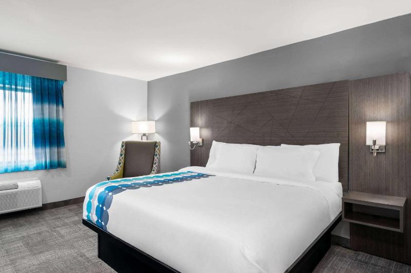 Deluxe King Room image 1