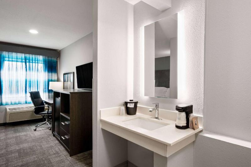 Deluxe Queen Room - Mobility Access/Non-Smoking image 3