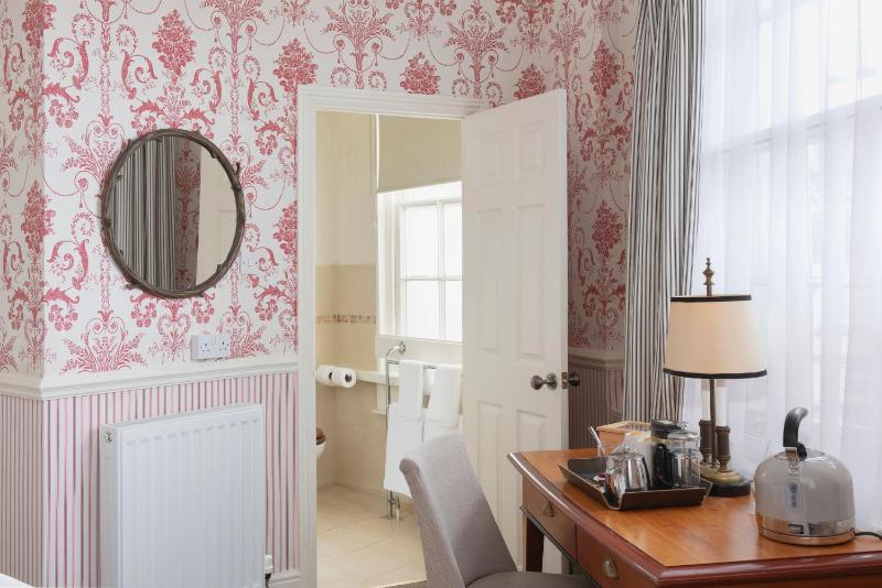 Classic Double or Twin Room image 4