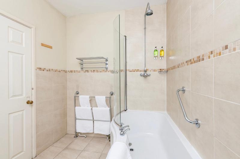 Classic Double Room image 2