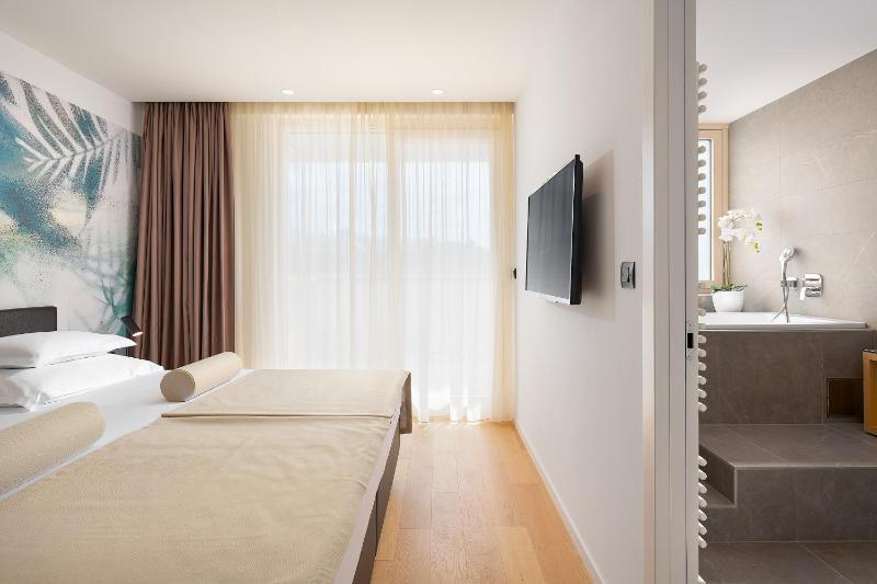 Two-Bedroom Apartment with Terrace, Sea View and Jacuzzi image 3