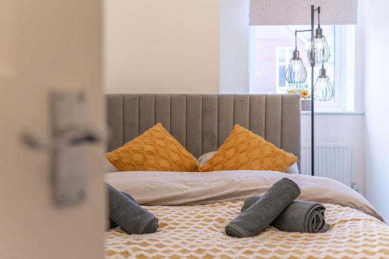 Open Mind Property - Luxury Apartment Near Hospital & Underground Free Parking for 2 Vehicles - image 6