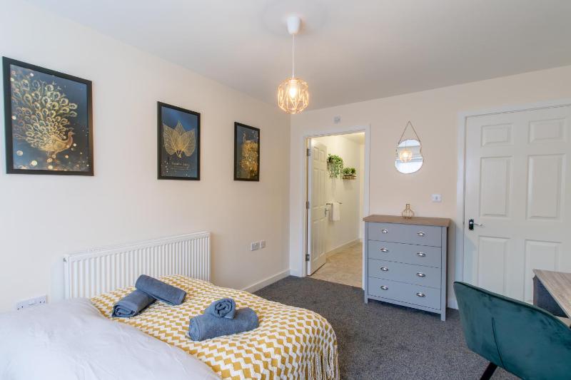 Open Mind Property - Luxury Apartment Near Hospital & Underground Free Parking for 2 Vehicles - image 21