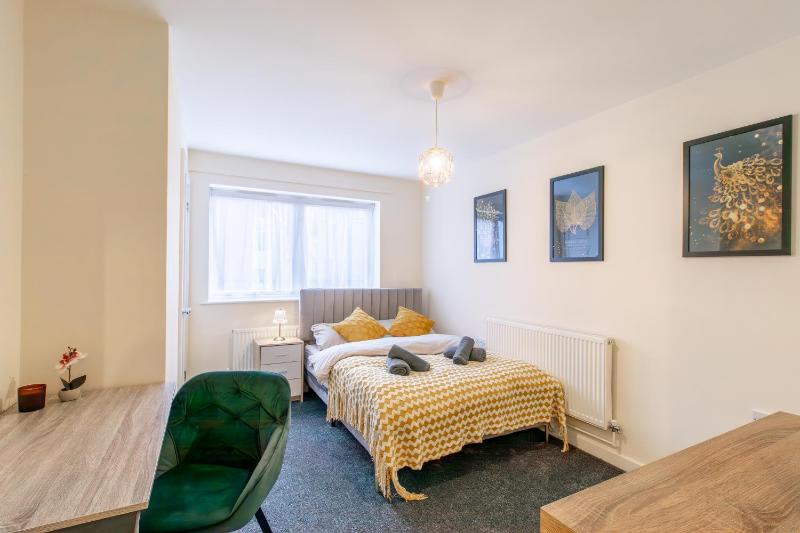 Open Mind Property - Luxury Apartment Near Hospital & Underground Free Parking for 2 Vehicles - image 25