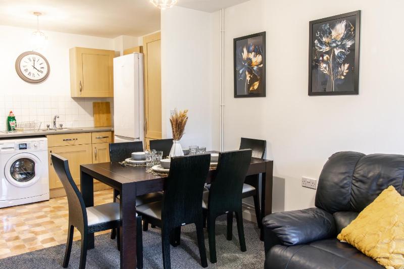 Open Mind Property - Luxury Apartment Near Hospital & Underground Free Parking for 2 Vehicles - image 26