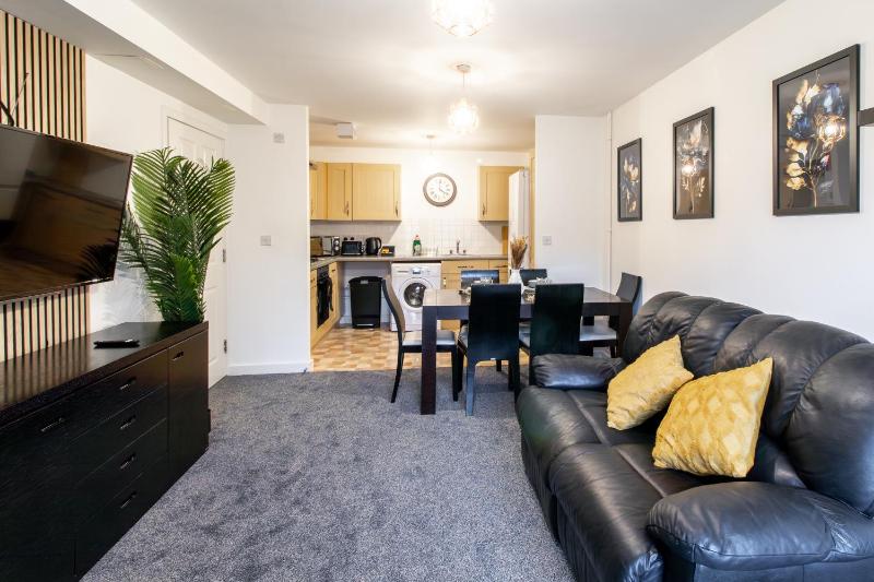 Open Mind Property - Luxury Apartment Near Hospital & Underground Free Parking for 2 Vehicles - image 8