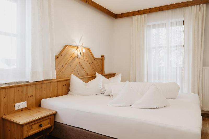 Classic Double Room image 3