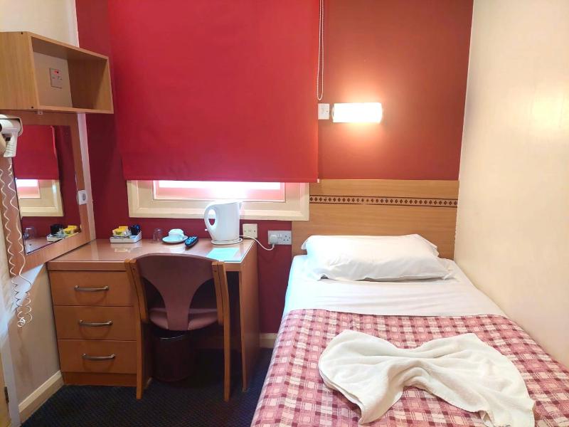Single Room with private toilet and shower image 1