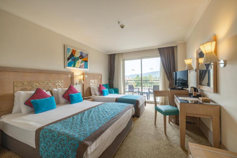 Standard Double or Twin Room with Side Sea View image 3