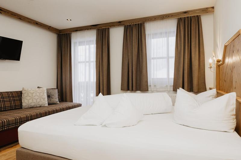 Comfort Double Room with Sofa Bed image 4