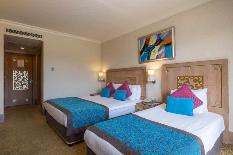 Standard Double or Twin Room with Side Sea View image 1
