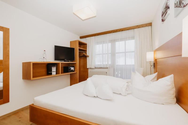 Small Double Room image 3