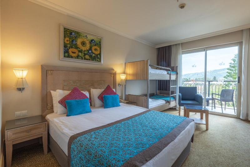 Standard Quadruple Room image 4