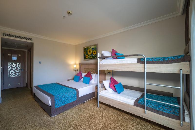 Standard Quadruple Room image 3