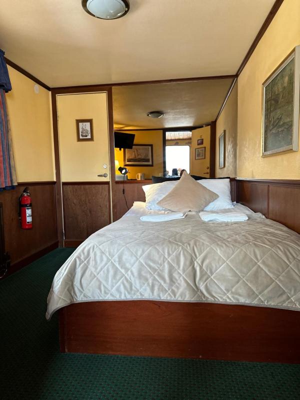 Cabin on Boat with Private Bathroom image 4