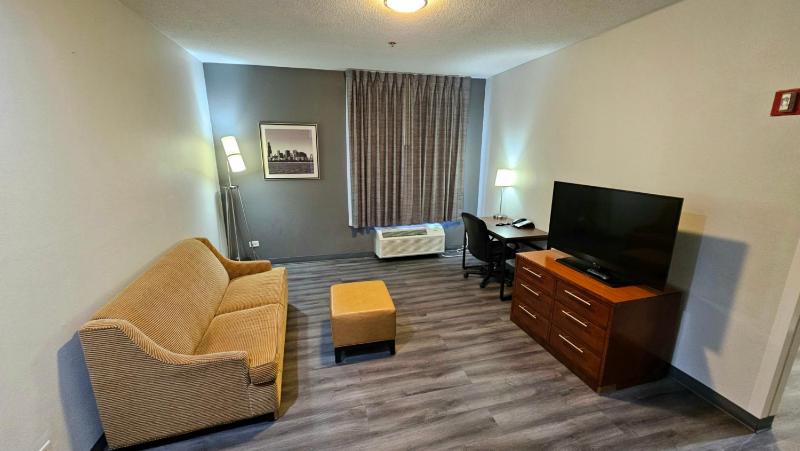 King Suite with Jetted Tub - Non-Smoking image 4