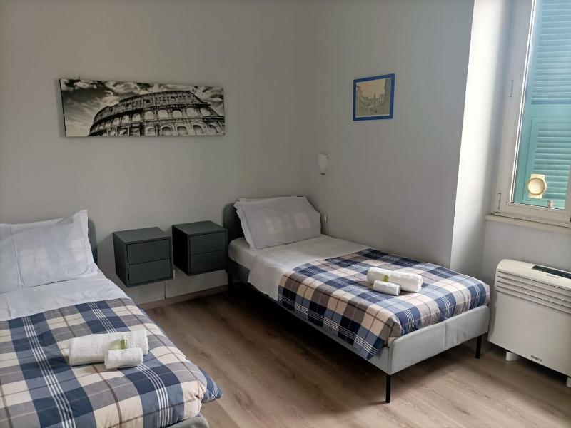 Twin Room with Shared Bathroom image 3