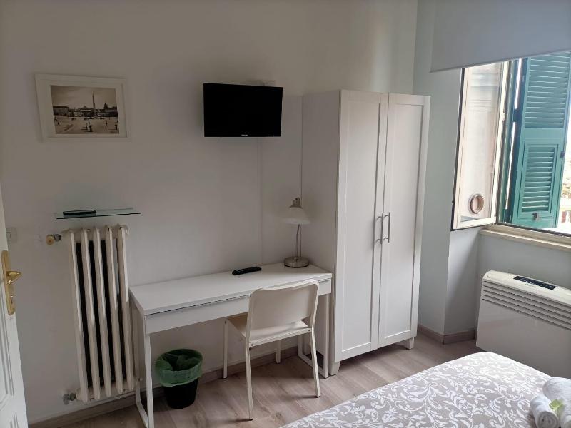 Double Room with Shared Bathroom image 4