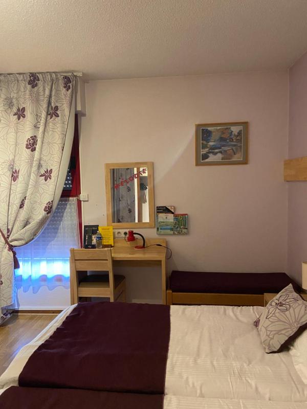 Twin Room image 3