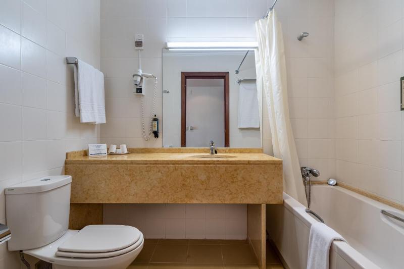 Twin Room image 4