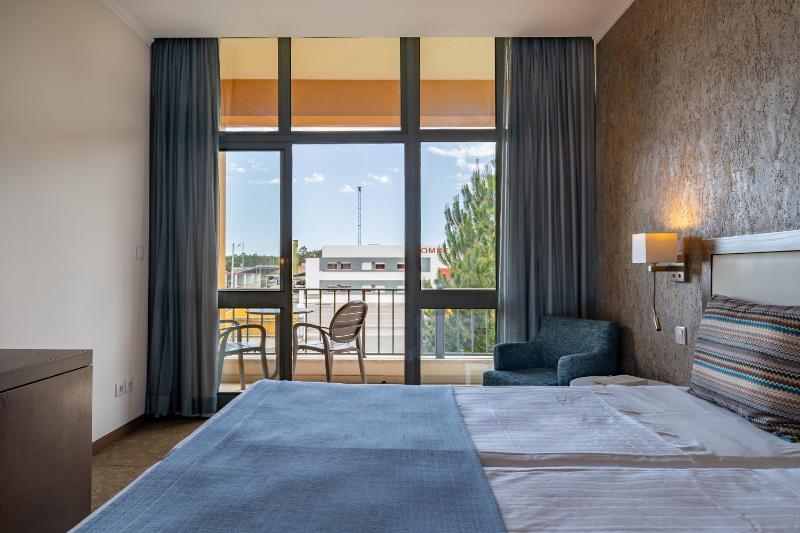 Twin Room image 3