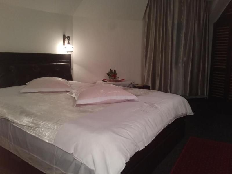 Double Room image 4