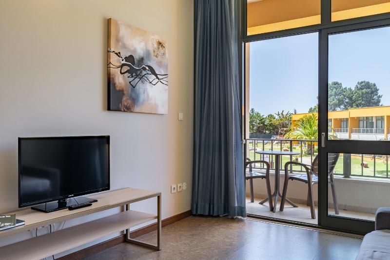 Family Suite with Pool View image 3