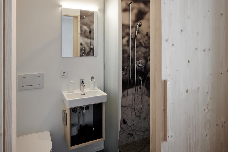 Single Room with Bathroom image 2