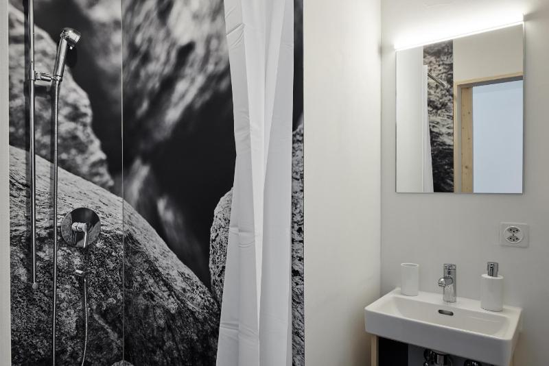 Single Room with Bathroom image 3