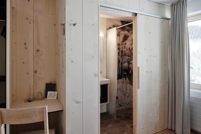 Single Room with Bathroom image 4