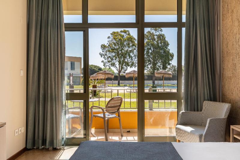 Twin Room with Pool View image 2