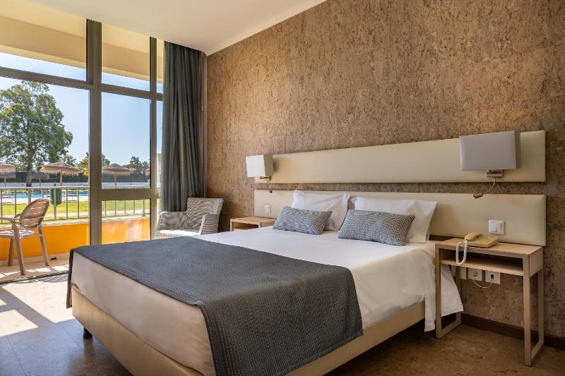 Double Room with Pool View image 2