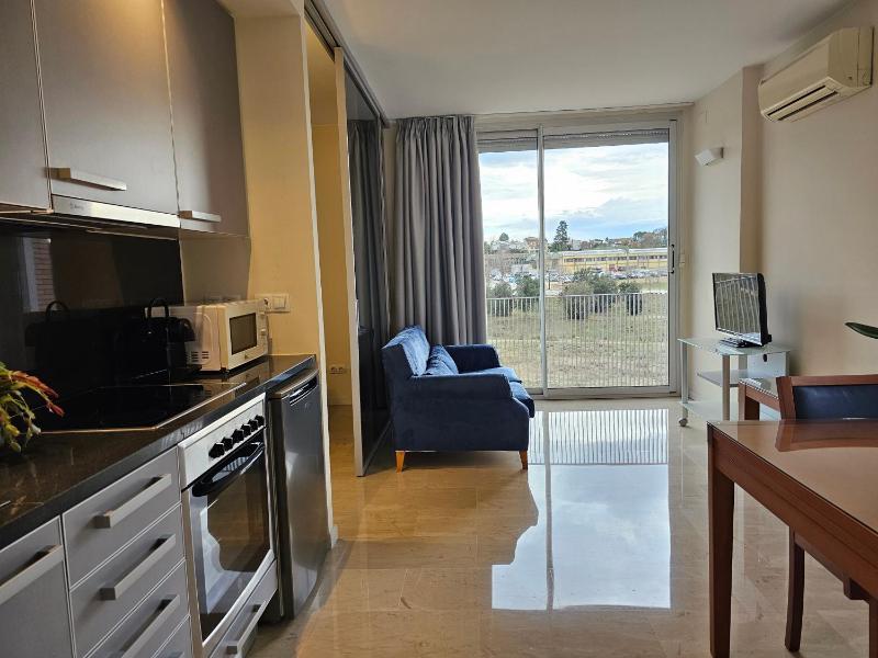 One-Bedroom Apartment with Twin Beds image 4