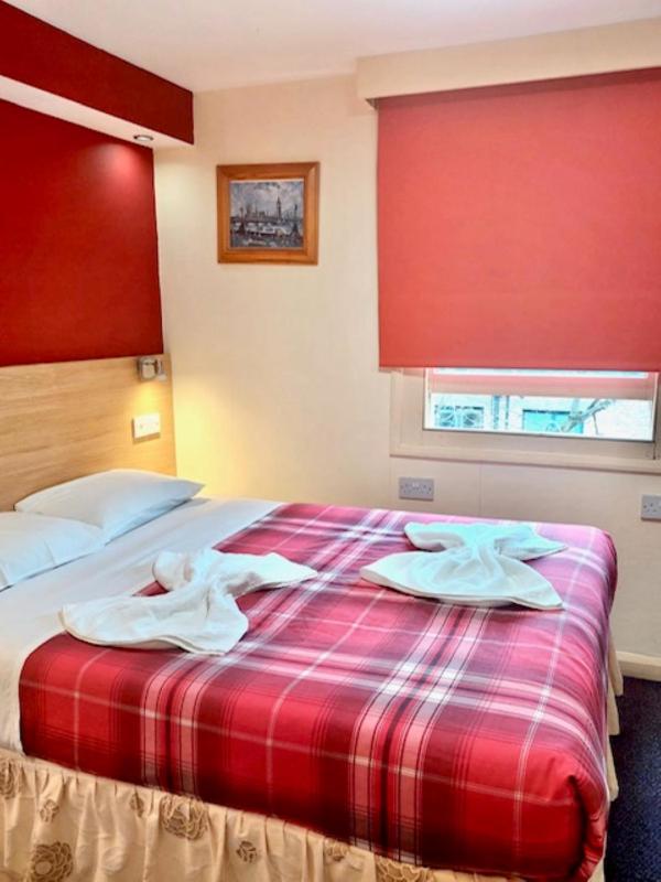Double Room with private toilet and shower image 1