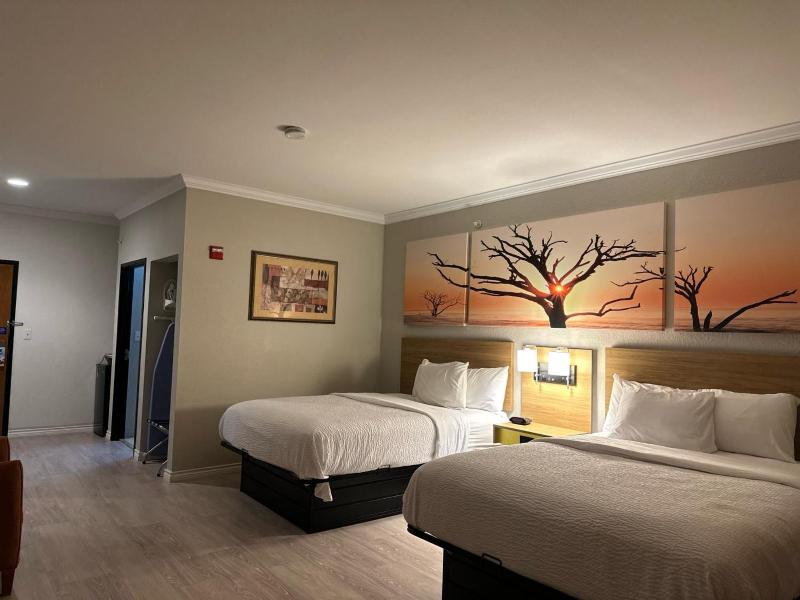 Queen Room with Two Queen Beds - Mobility Access/Non-Smoking image 1