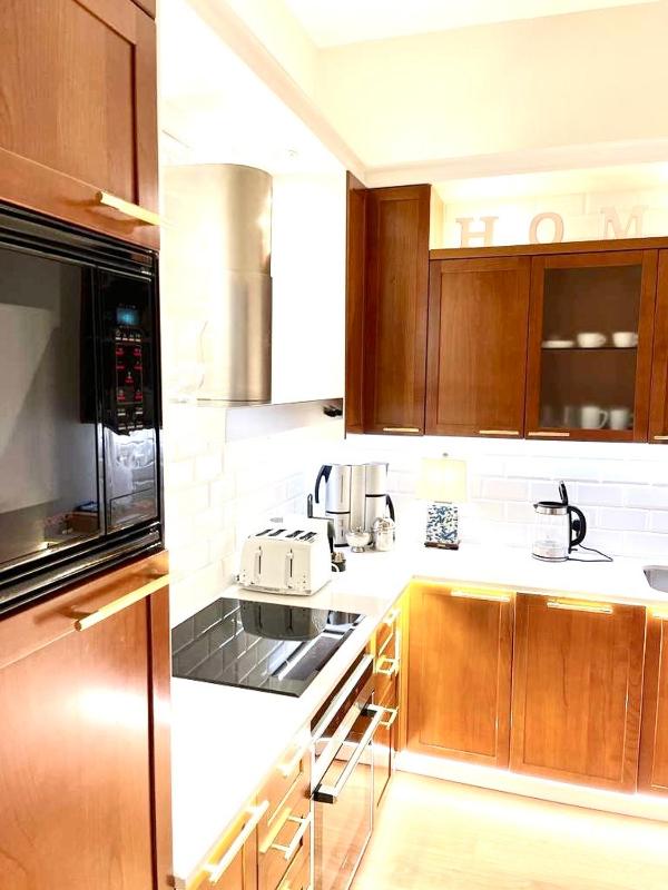 Luxury Executive Suite with Market Square View  image 3