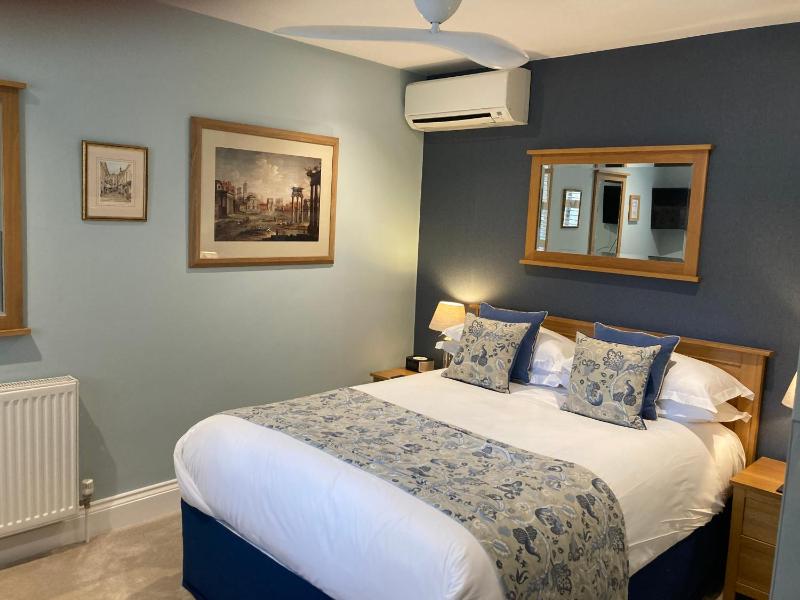 Classic Double Room image 4