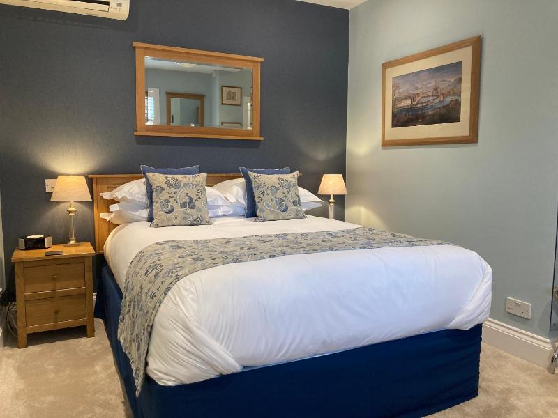 Classic Double Room image 3