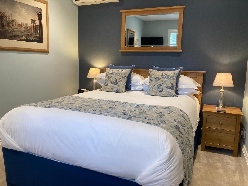 Classic Double Room image 2