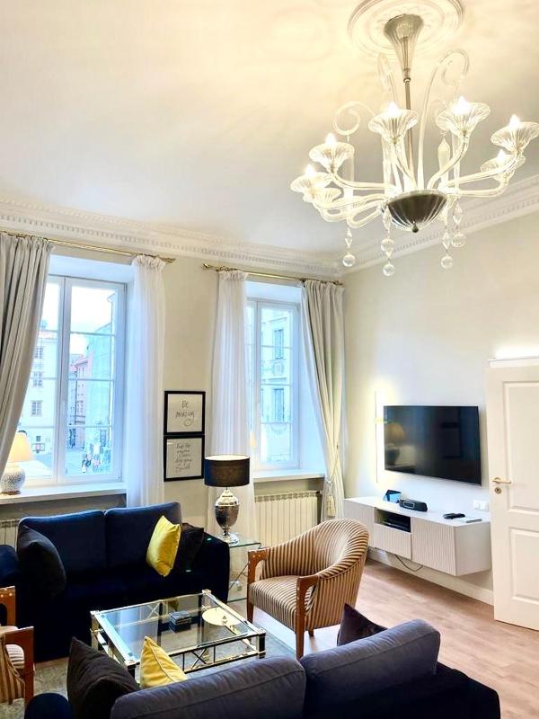 Luxury Executive Suite with Market Square View  image 2