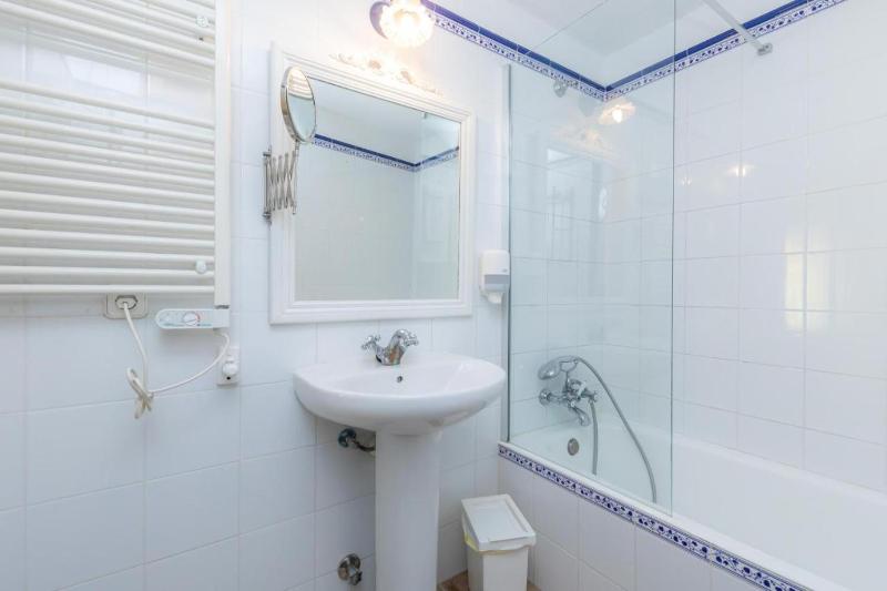 Small Double Room image 3