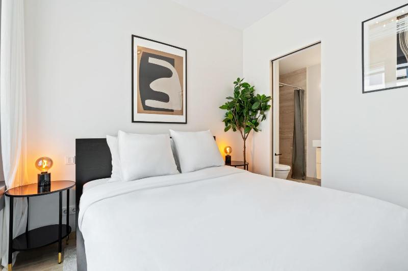 Elegant 2BR with Balcony in Ville Haute Center - image 4