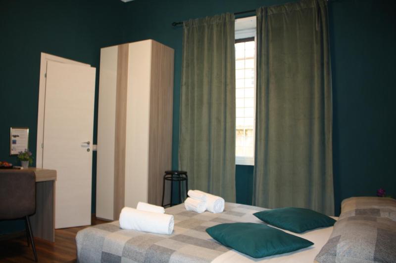Superior King Room image 3