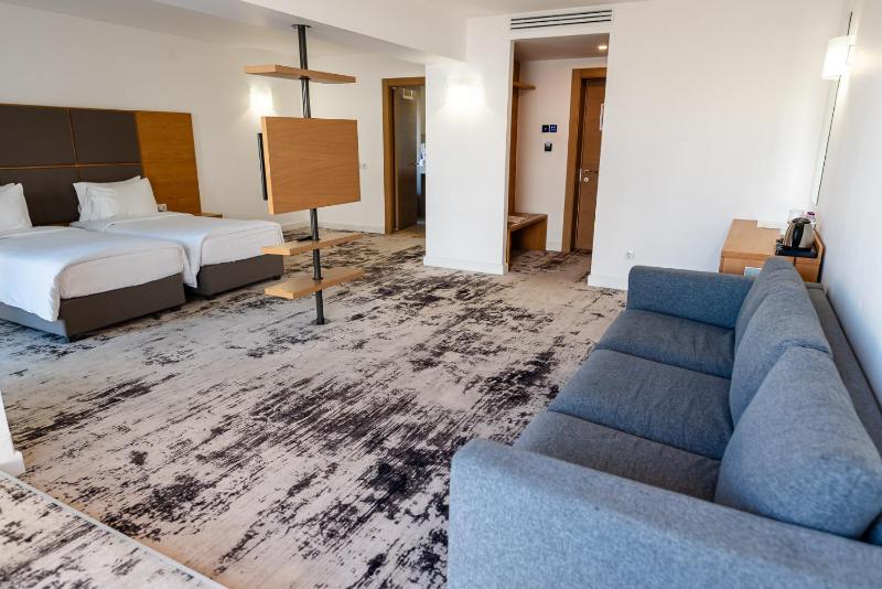 Deluxe Twin Room image 2