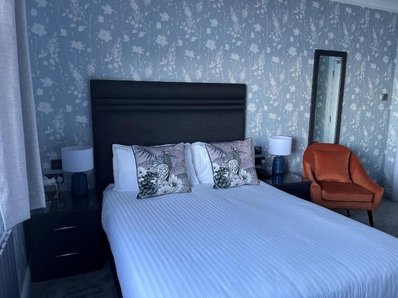 Double Room with Sea View image 4