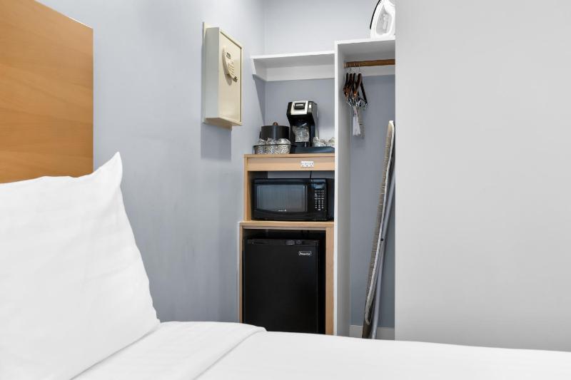 Deluxe Non-Smoking 2 Double Beds Room image 4