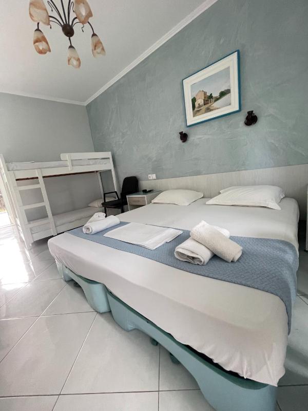 Classic Quadruple Room image 4